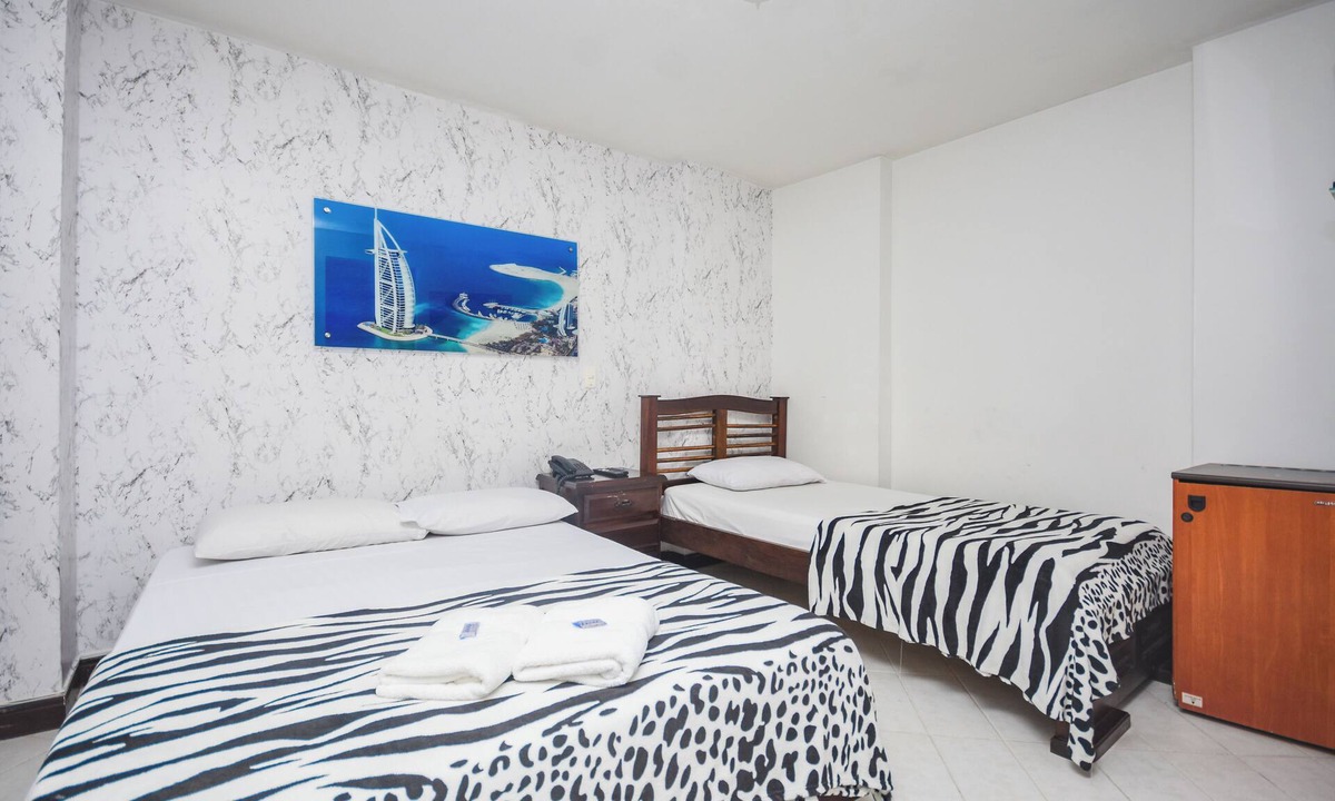 Estadio Hotel | Beautiful triple room with air, wifi and hot water in laureles stadium medellin