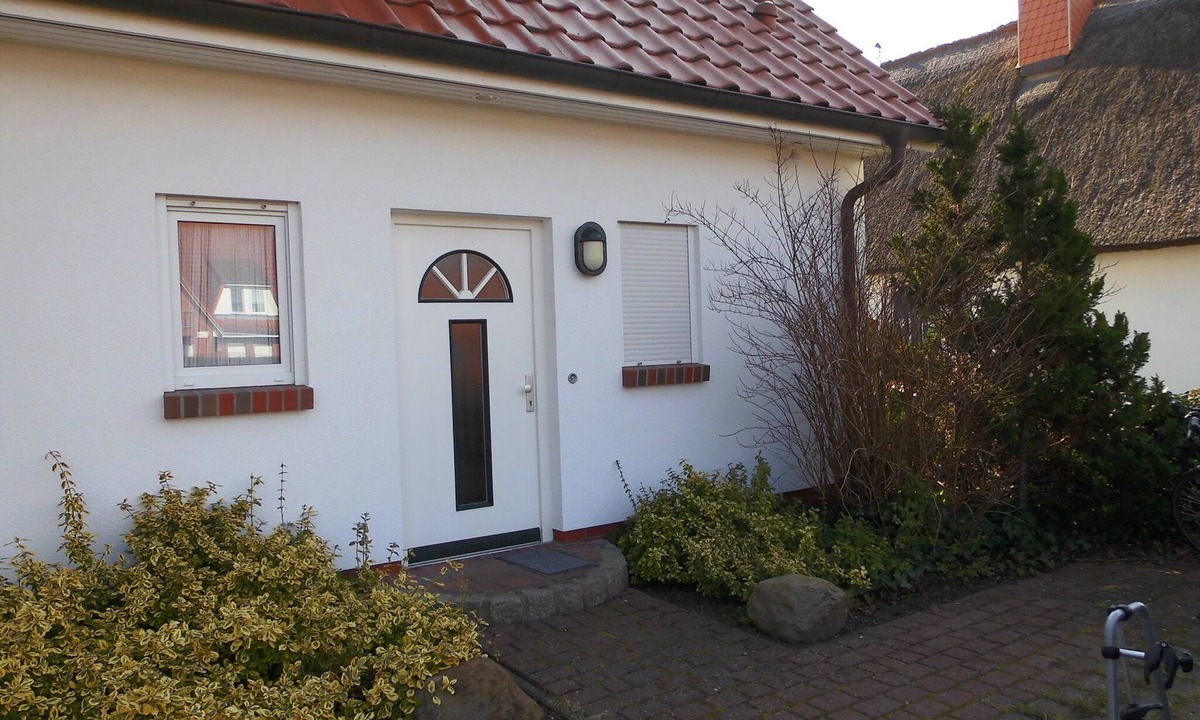 Zingst Apartment | Bright and friendly apartment for 4 p. With 2 bedrooms, terrace/garden