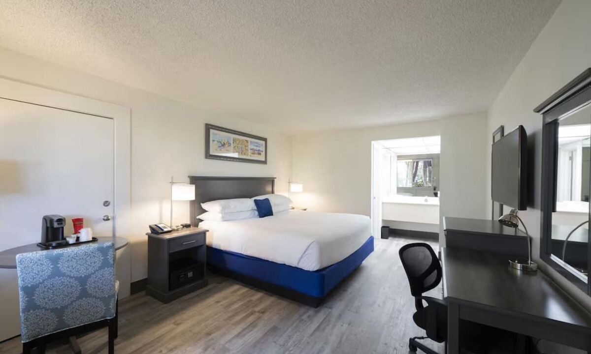 Fort Walton Beach Hotel | Charming Beachfront Retreat for Families Near Okaloosa Island – 0.3 mile