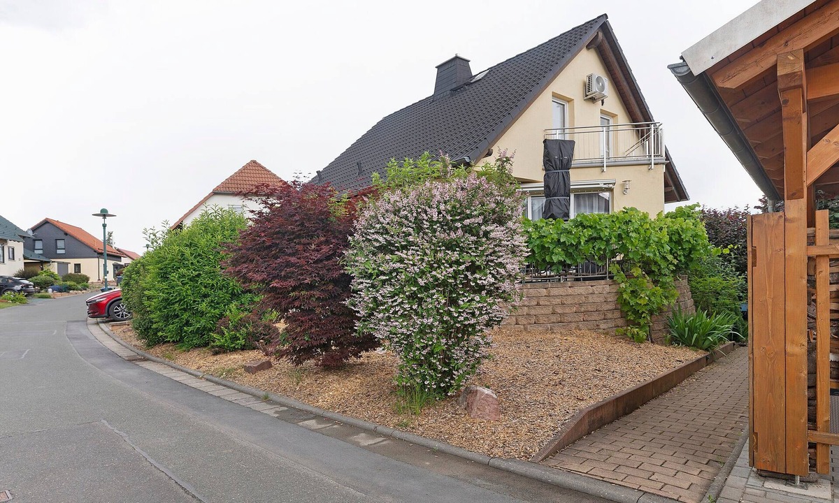 Poessneck House | Holiday Home 'Ferienwohnung Sehr Ruhig' with Private Garden and Wi-Fi