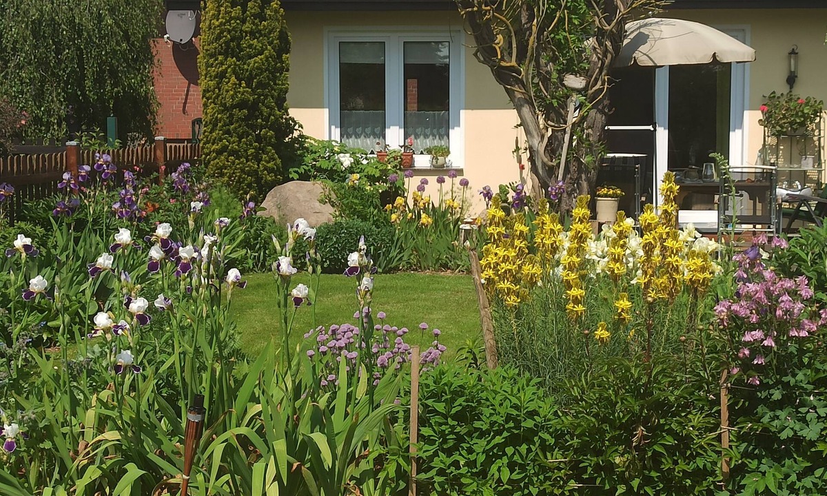 Dobin am See House | Holiday home in a beautiful garden, near the Baltic Sea and the state capital