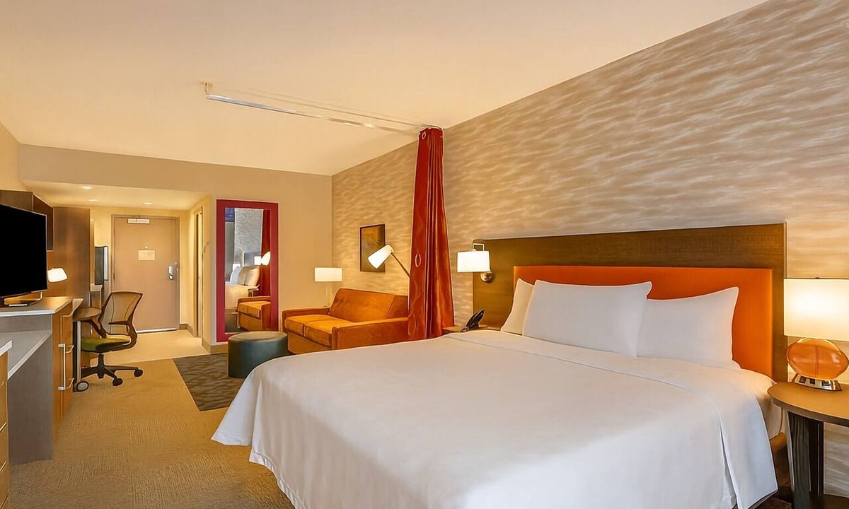 Florida Central Atlantic Coast Hotel | Where Comfort Meets Luxury! Swimming Pool, Kitchenette, Pets Allowed!