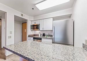 Chandler 2 bd 1 ba immaculate grounds, perfect location with heated pool, downst in Chandler