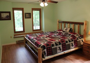 Comfortable Chalet with Golf Cart, Kayaks, Ping Pong Table, Firepit with AC in Pocono Lake
