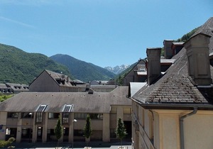 Lovely 2BR Apartment for 7 with Wi-Fi and Parking in Luchon in Bagnères-de-Luchon