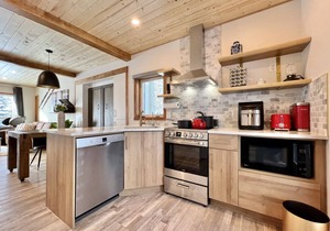 NewReno Spectacula MountainView KingBed Jacuzzi Chalet in Harvie Heights
