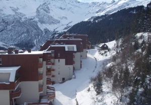 Studio cabin for 4 near slopes, balcony, parking, pets allowed in Le Pleynet
