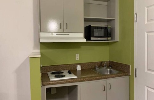 Coliseum Central Apartment | 1 Queen Bed|Non-Smoking,Kitchen