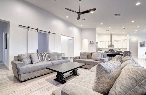 Paradise Valley Village Hotel | 10 Large Bedrooms | Ping Pong | Hot Tub