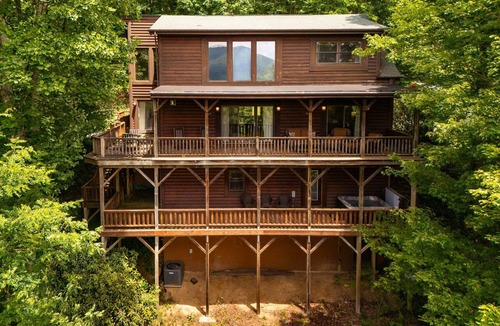 Seven Devils House | 4 BR Home with Grandfather Mountain Views, Hot Tub, Game Room & Spacious Decks