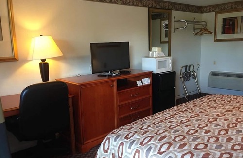 Campbelltown Hotel | Affordable Lodgings! FREE Breakfast & Parking, Close to Hershey Museum & More!