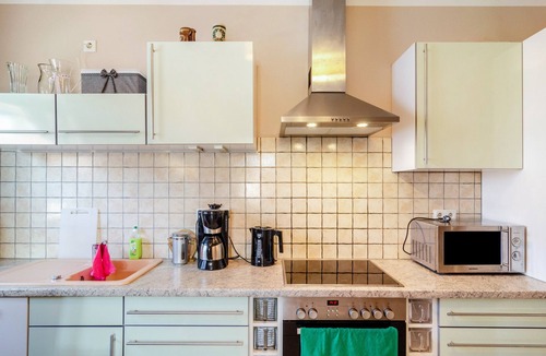 Ferna Apartment | Apartment Theo in the 'Alte Schule' Holiday Home with Mountain View, Shared Terrace & Wi-Fi