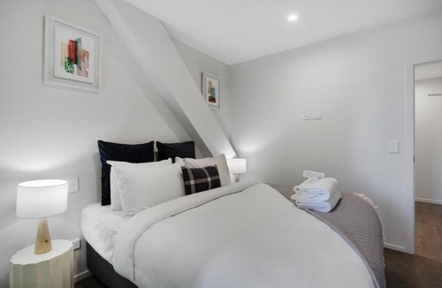 Parnell Apartment | Augustus Harmony Apartment with Parking - Air-con