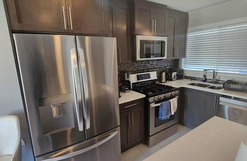 Northeast Edmonton House | beautiful, cozy private and quiet house + heat garage -EV charger - NO BASEMENT