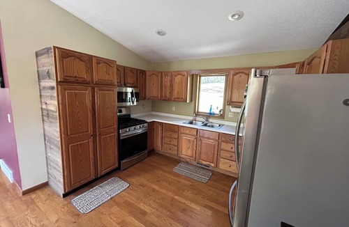 Viola House | Blakley Hobbit Charming 2-bedroom country house with AC, WiFi in soothing Viola