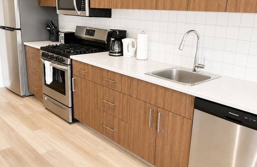 Booktown Hotel | Central 1BR Condo in Sidney | Near Airport & Shops