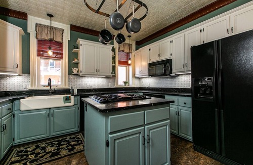 Dubuque House | Charming Historic 4 Bedroom with Hot Tub