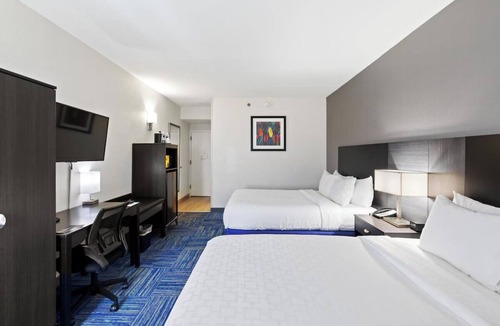 East Texas Hotel | Chic Room w/Breakfast Perfect for Your Lehigh Valley Zoo Allentown Adventure!