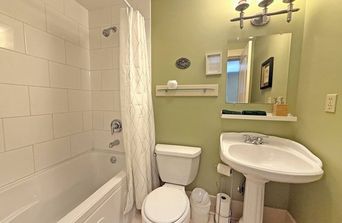 Regional District of Nanaimo Hotel | Forestview Suite with Relaxing Tub & Private Bath - Rm 4