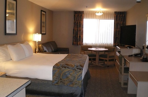 Nampa Hotel | Look No Further! On-site Restaurant and Bar, Near Roaring Springs Water Park!