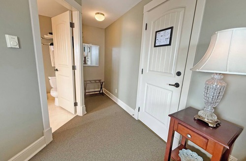Regional District of Nanaimo Hotel | Oceanfront Suite with Big Bath Tub & Private Bath - Rm 7