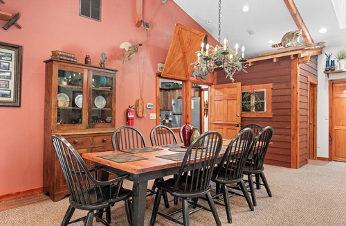 Blue Eye House | Private One-Level Carriage House, Hot Tub, Pool Table, Dog Friendly & Car Charger