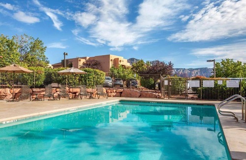 West Sedona Hotel | Serene Retreat with Outdoor Pool, Free Parking, Hiking Trails Nearby!