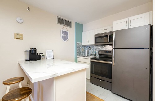 Downtown Honolulu Condo | Spacious Downtown Executive Retreat | Free Parking