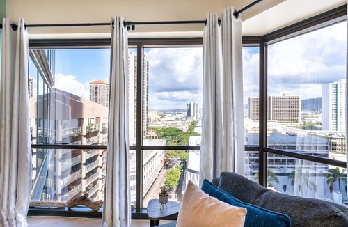 Downtown Honolulu Apartment | Spacious Downtown Executive Retreat - Free Parking