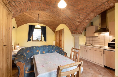 Krostitz Apartment | Studio Apartment 'Ferienwohnung Nr 2 Rose' with Shared Garden and Wi-Fi