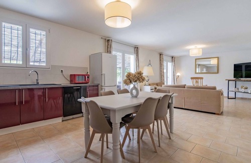 Saint-Didier Villa | Stunning private villa for 6 guests with private pool, A/C, WIFI, TV and patio