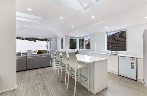 Greenlane - Ellerslie House | Stunning Remuera 3BR with Patio and Parking Zodiak Stays