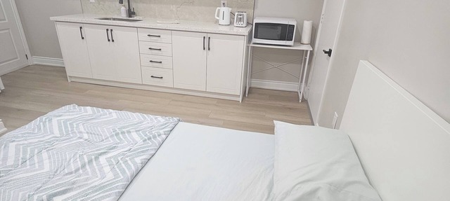 1 Bedroom Suite + Kitchenette in Milton