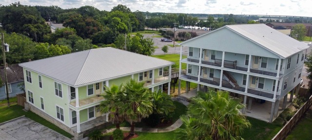 2 Apartments · Top Floor · 6BR 4BA · Sleeps 12 in Moss Point