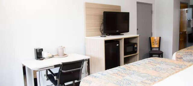 2 Group Friendly Rooms w/Free Parking | near Wild Willy's Adventure Zone in Mary Esther