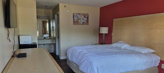 2 Quiet King Rooms Ideal for Budget Travelers Visiting Chickamauga in Chickamauga