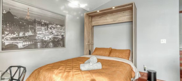 2 Suites, 6 Beds +Sofa Bed | Sauna|Sleeps 14 in Calgary