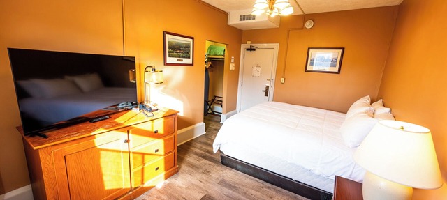 2 Units | Relax & Unwind in Nature | Ideal Stay for Golf Fans & Scenic Explorers in East Stroudsburg