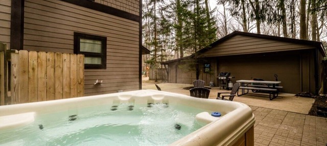 2027 OPEN! (3 Nt Min) Harbert Home With Private Hot Tub Steps To Beach! in Harbert
