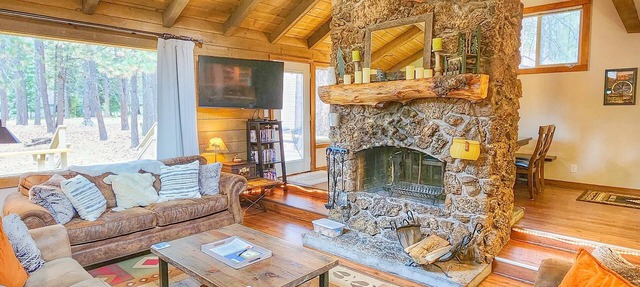 3 Min to SHARC with 8 Passes! Private Hot Tub, Quite Cul-de-sac w/PS4 & BBQ in Sunriver