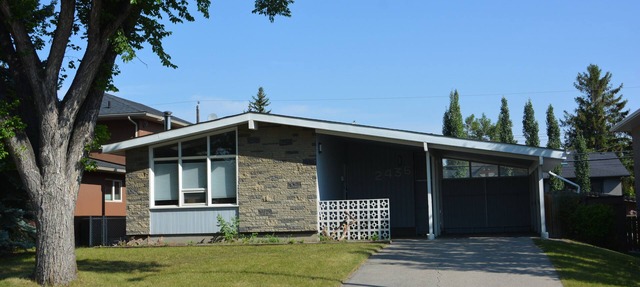 4-bedroom 2-bath bungalow in Charleswood North West Calgary in Calgary
