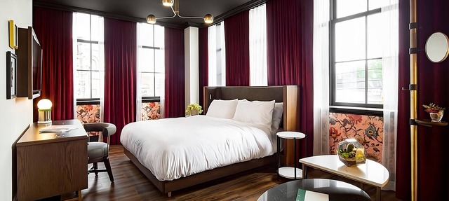 4 Corner King Getaway with Coffeehouse Breakfast & City Views in Toronto