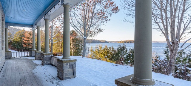 4BD 2.5BA 3 level private house w/ private beach access. in Saint John