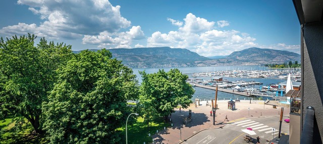 5 Star Penthouse Condo with 2 beds on the Lakefront Downtown Kelowna in Kelowna