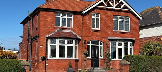6 Bed/6 Bath + Sea Views, Garden, Parking, Sky Sp, HotTub hire 4 NIGHTS FOR 3 in Whitby