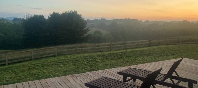 6-Person House with private hot tub and screen porch in Castleton