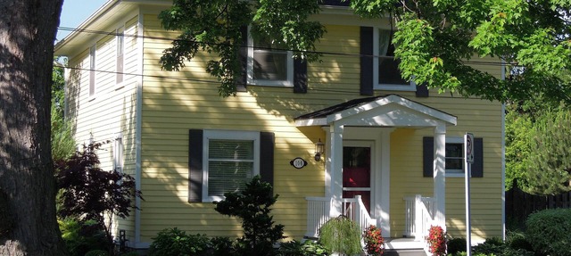 A 4 Bedroom Vacation Rental with Heated Pool in Old Town Niagara on the Lake. in Niagara-on-the-Lake