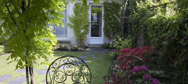 A charming guest house in a garden 500m from Paris in Malakoff