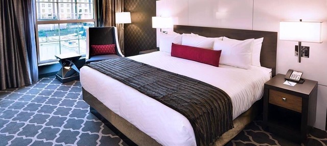 Accessible King Guestroom w/Connecting Door -Outdoor Pool -Close to Graceland! in Memphis