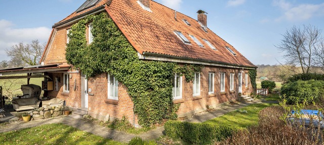 Apartment "Voßberg Großes Ferienhaus" with Shared Terrace & Wi-Fi in Grömitz